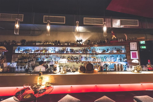 Heimat der Avantgarde:The Sign»Wenn du sehen willst, wie ein Fisch in deinem Drink schwimmt, wie du deinen Drink bemalen kannst oder wie ein Cocktail mit gegrillten Heuschrecken und Mehlwürmern serviert wird, dann ist ›The Sign‹ die ideale Bar für dich.«Kan Zuo, Chef, The Sign