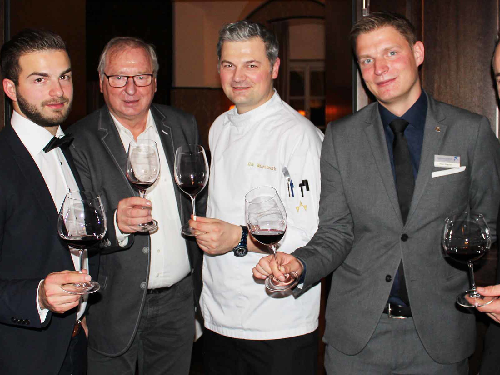 Bernhard Degen (New Media Chefredakteur Falstaff), Johann Gisperg (Sieger Kategorie Pinot Noir 2014), Josef Tesch (Sieger Reserve Trophy), Küchendirektor Christian Silmbroth, Sommeliers Paul Wagner und Kevin Bevendorf.