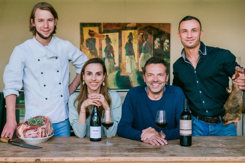 FISCHER WIRTSCHAFTEiner der einst besten Heurigen Niederösterreichs vollzog in diesem Jahr die Metamorphose zum Restaurant. Neben den Weinen vom Weingut Fischer gibt es jetzt auch Craft Biere, dazu kredenzen Christoph Damjancic und seine rechte Hand Philip Voreck – beides ehemalige Schulkollegen von Winzerstocher und Restaurantleiterin Franziska Fischer-Urban –&nbsp;eine moderne Wirtshausküche, bei der die beliebten Heurigenklassiker nicht zu kurz kommen. Hauptstraße 33, 2504 Sooßwww.fischer-wirtschaft.at