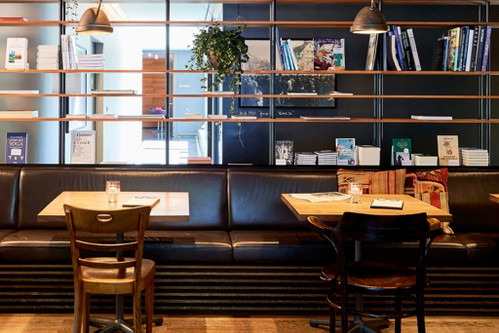 «Herman’s&nbsp;Wohnzimmer», ZürichIm «Herman’s» trifft Yoga auf Cigar-Lounge und&nbsp;Bibliothek: Das ehemalige Restaurant Greulich soll für jeden etwas bieten und&nbsp;zum Wohlfühlen einladen. Die klassische Restaurantkarte musste weichen und&nbsp;wurde durch pikante Käse- und Fleischplättli sowie frische Sandwiches&nbsp;getauscht.Herman-Greulich-Strasse&nbsp;568004 ZürichT:&nbsp;+41 43 243 42 48www.hermans-wohnzimmer.ch