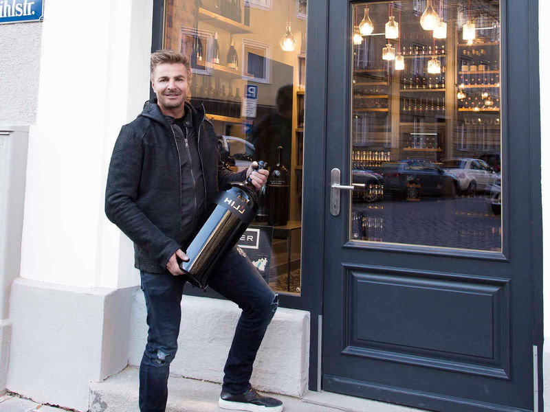 Leo Hillinger vor seiner neuen Bar in München