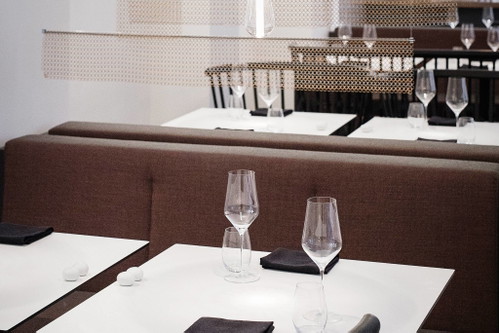 LINGENHELJohannes Lingenhels sperrte in diesem Jahr in Wien-Landstraße ein bis ins kleinste Detail durchkonzipiertes Gourmetzentrum auf, das Imbiss, Feinkostladen, Restaurant und Käsemanufaktur vereint. Gemeinsam mit Küchenchef Daniel Hoffmeister verfolgt Lingenhel die Philosophie, High-End-Produkte möglichst unverfälscht aufzutischen. Dazu gibt es tolle Weine aus Österreich, spannende Champagner und feinste Tischkultur. Landstraßer Hauptstraße 74, 1030 Wienwww.lingenhel.com