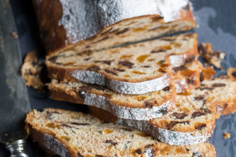 Ein saftiger Marillenstollen mit Schokostreuseln als weihnachtlicher Rezept-Tipp.