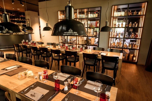 «MEAT’s&nbsp;Steak &amp; Wine», KlotenSteak Restaurants liegen im Trend: Fleischgenuss auf&nbsp;hohem Niveau beweist das «MEAT’s» in Kloten. Das Fleisch kommt von Luma, das&nbsp;Dry Aged Beef aus Irland. Gerichte werden auf High-End-Grills zubereitet. Das Weinangebot überrascht mit spannenden Raritäten.Holbergstrasse 18302 KlotenT: +41 44 8047570www.meats.ch