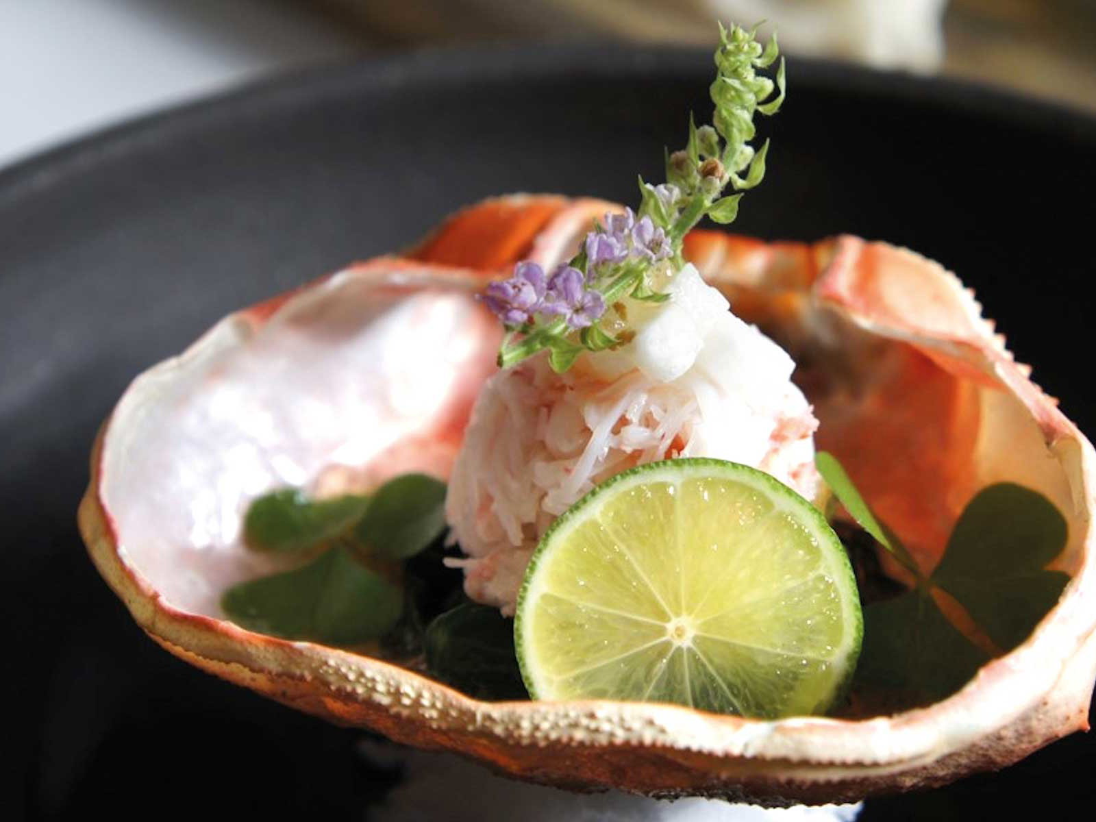 Japanischer Spinat-Salat mit Schneekrabbe aus dem »Nagaya«.