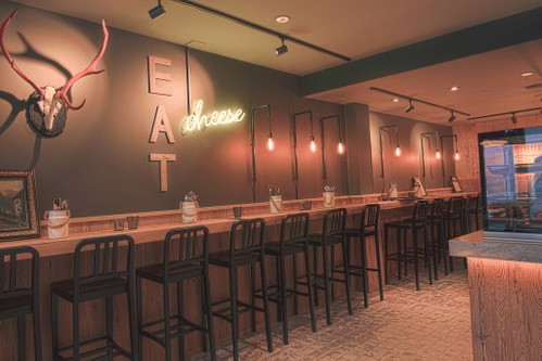 Raclette Factory, ZürichDas erste «Raclette-to-go»-Restaurant in der Schweiz eröffnete im Dezember 2016 in Niederdörfli seine Pforten. Dutzende Varianten werden angeboten. Auf der Karte stehen Klassiker wie Salsiz mit Bürli oder Bündner Plättli. Abgerundet wird das Angebot mit einer grossen Teeauswahl. In dem Lokal soll zu einem späteren Zeitpunkt auch alles rund ums Raclette verkauft werden.Rindermarkt 18001 Zürichwww.raclette-factory.ch
