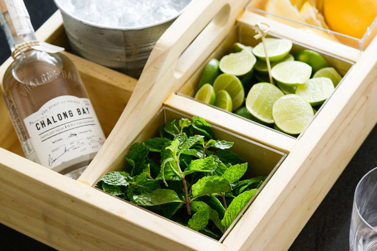 Der lokale Chalong Bay Rum dient als Basis von hoteleigenen Cocktail-Kreationen.