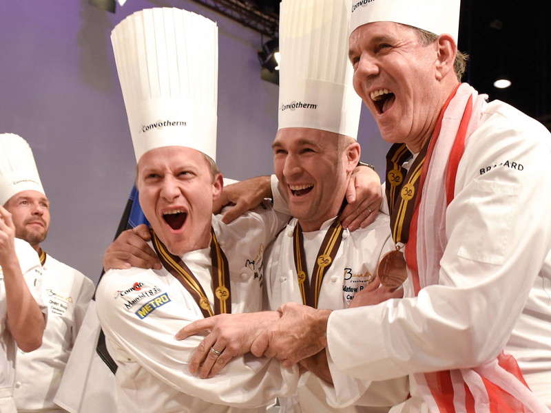 Das Team USA mit Coach Philip Tessier, Gewinner Mathew Peters und Team-Präsident Thomas Keller (v.l.). 
