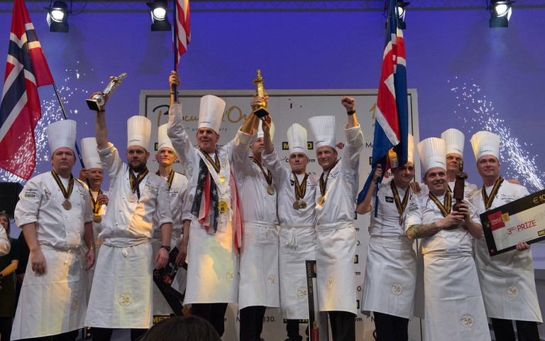 Die Siegerteams im Freudentaumel.