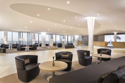 Auch vom Plaza Foyer, der Hotellobby des The Westin Hamburg, kann man die Aussicht genießen.