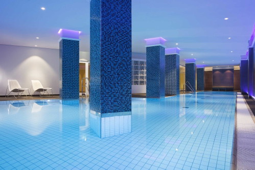 Im Wellness- und Fitnessbereich wartet ein 20 Meter langer Innenpool auf den Hotelgast.