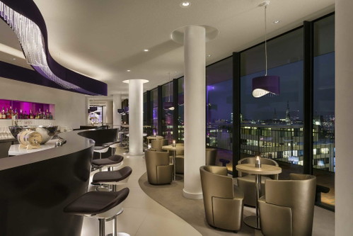 Direkt an die Lobby angeschlossen ist die »The Bridge Bar«.