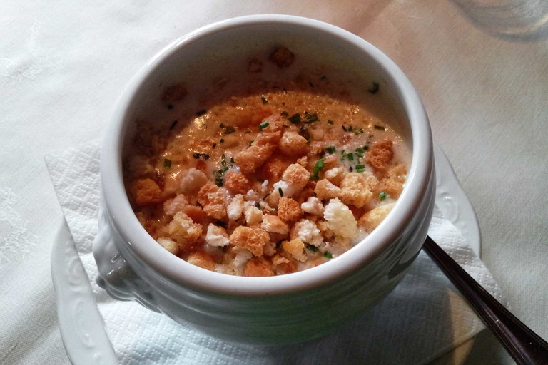 Graukäse wird in Tirol auch zu deftig-köstlicher Suppe verarbeitet.