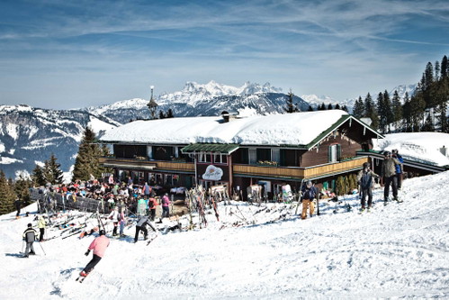 ANGERER ALM&nbsp;(Kitzbüheler Alpen, Österreich): Schneesicherheit und ein atemberaubender Ausblick auf der auf 1.300 Meter gelegenen Alm bieten die wohlverdiente Pause nach dem Sport imSchnee. Hüttenwirtin Annemarie Foidl ist Präsidentin des Österrichischen Sommelierverbandes und bietet eine konkurrenzlose Weinauswahl.