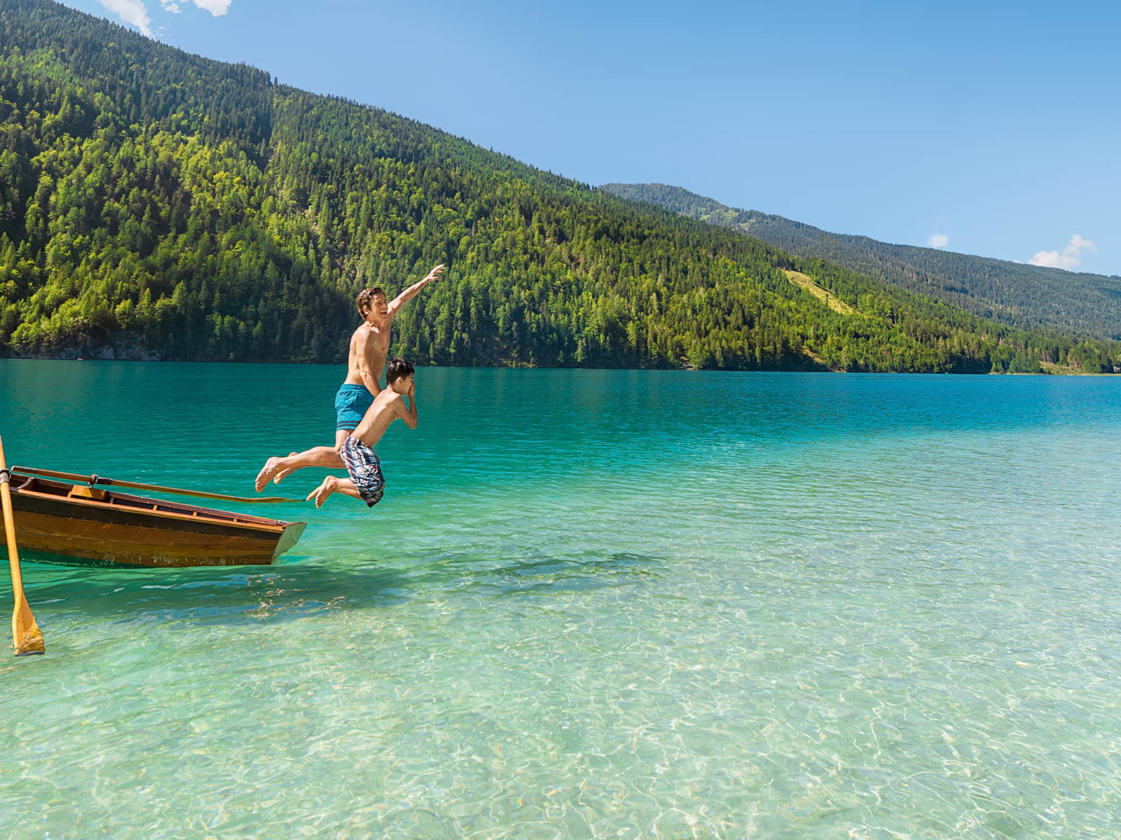 Der Weissensee liegt am Fuße der Gailtaler Alpen. Wer hier ein Bad nimmt, hat es nicht weit in die Berge.&nbsp; 