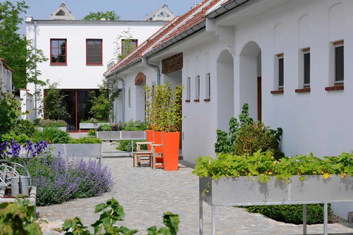 WOHN.REICH BLIEM´S (Burgenland): Ein Platz zum Ausruhen und Entspannen, der seine Gäste verwöhnt. Bei der Weinverkostung «Best of Burgenland» führt der Besitzer Sepp Bliems durch seine Lieblingsweine.