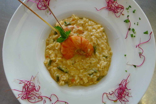 Dass diese auch ein umfangreiches Speisenangebot hat, zeigt das Restaurant im Chalet Etoile. Kreationen wie hausgemachte Ravioli gefüllt mit Kürbis und schwarzer Trüffel oder das oben abgebildete Risotto verwöhnenden Gast.
