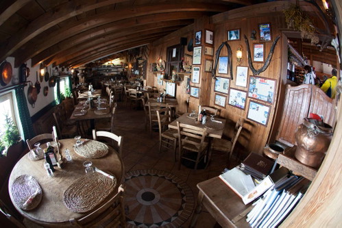 CHALET ETOILE&nbsp;(Cervinia, Italien):&nbsp;Cesare Frassy und seine Familie geben dem Chalet den rustikal-gemütlichen Charme, den eine Skihütte haben muss.