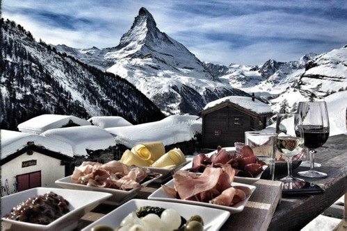 CHEZ VRONY&nbsp;(Zermatt, Schweiz): Mit Blick auf das Matterhorn zeichnet sich die Hütte durch eine lange Familiengeschichte aus: Bereits vor 100 Jahren im Besitz der FamilieJulen&nbsp;hat die Hütte eine Wandlung vom Bergbauernhaus zu einem Hotspot fürFeinschmecker durchlebt.&nbsp;
