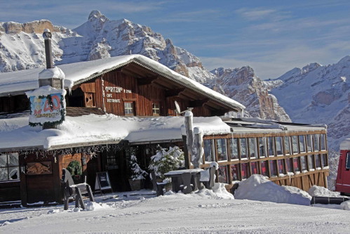 CLUB MORITZINO&nbsp;(Bada Alta,Italien): Dosenbier und DJ Ötzi ist in der noblen Hütte passé. In der Wine Barlässt sich bei einem erlesenen Gläschen Wein in Ruhe entspannen.