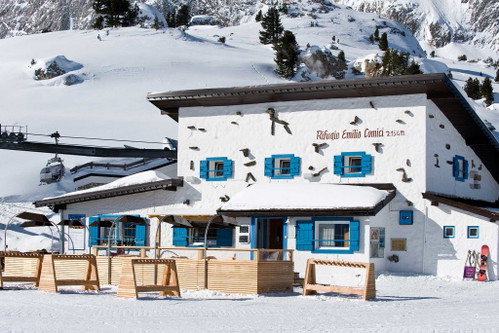 COMICI HÜTTE (Dolomiten, Italien): Der italienische Namenspatron der Hütte, Emilio Comici, hat sein Leben in den Dolomiten verbracht. Nach Restaurierungsarbeiten wurde der urtümliche Charme der Hütte erhalten...