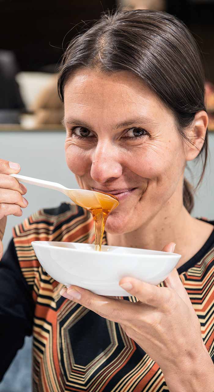Die Sensorikerin Eva Derndorfer beim Testen.