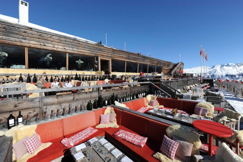 EL PARADISO&nbsp;(St.Moritz, Schweiz): Zwischen relaxen im Sonnenkorb und shaken im Clubbereich kommt das Team dem bewusst ausgesuchten Slogan «close to heaven» sehr nahe.