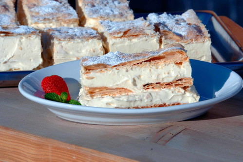 Das Restaurant schwört auf hausgemachte Gerichte: Sogar diePasta wird jeden Tag frisch zubereitet. Die Desserts aus der Hauspatisserie – im Bild eine der exquisiten Cremeschnitten – bringen die «Süssen» unter uns zum Schwärmen. Das Wasser kommt aus der eigenen Quelle und wird zum Mitnehmenabgefüllt.