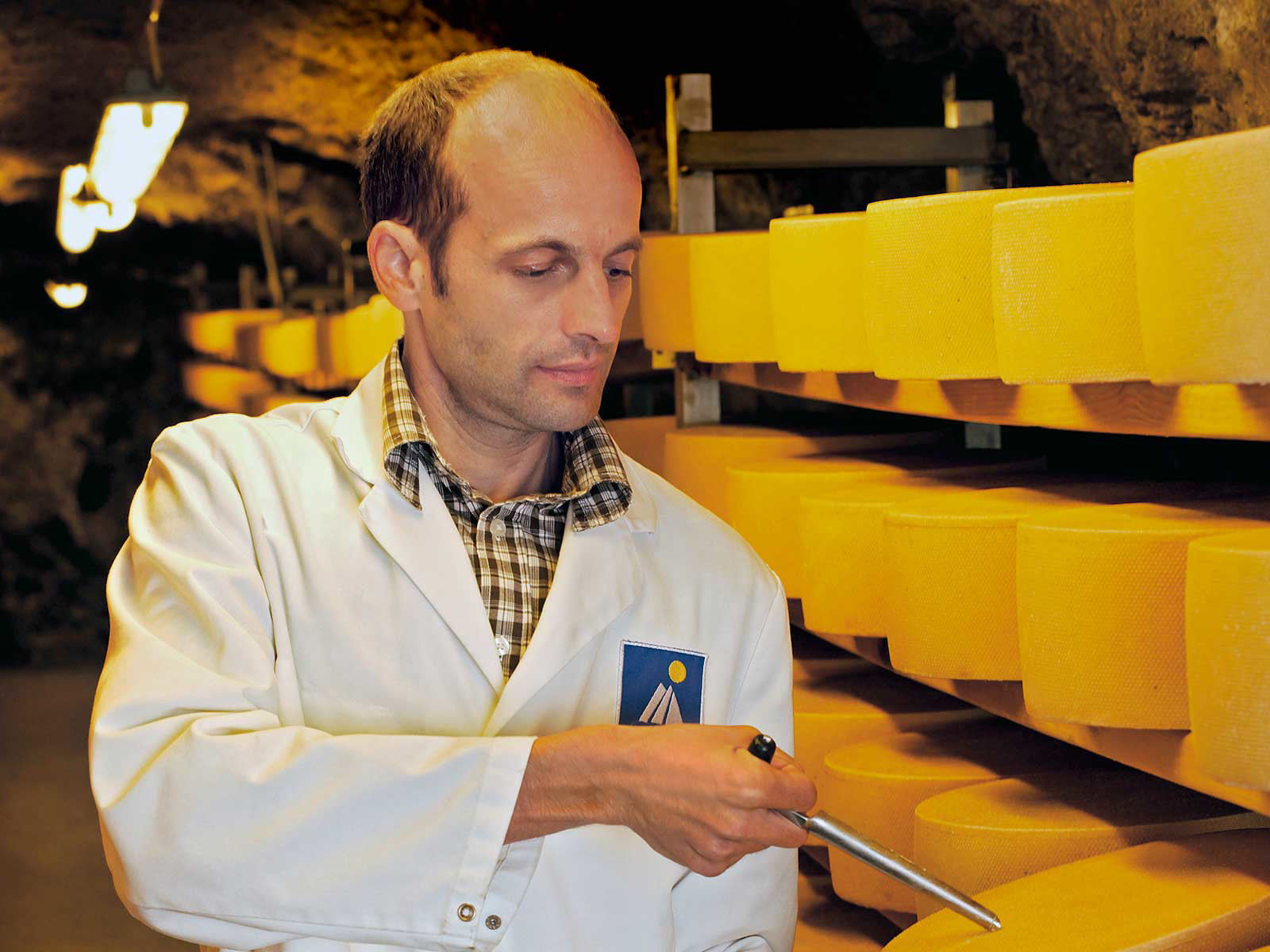 Regelmäßig wird dem Käse zu Laibe gerückt und sein Reifestatus überprüft.