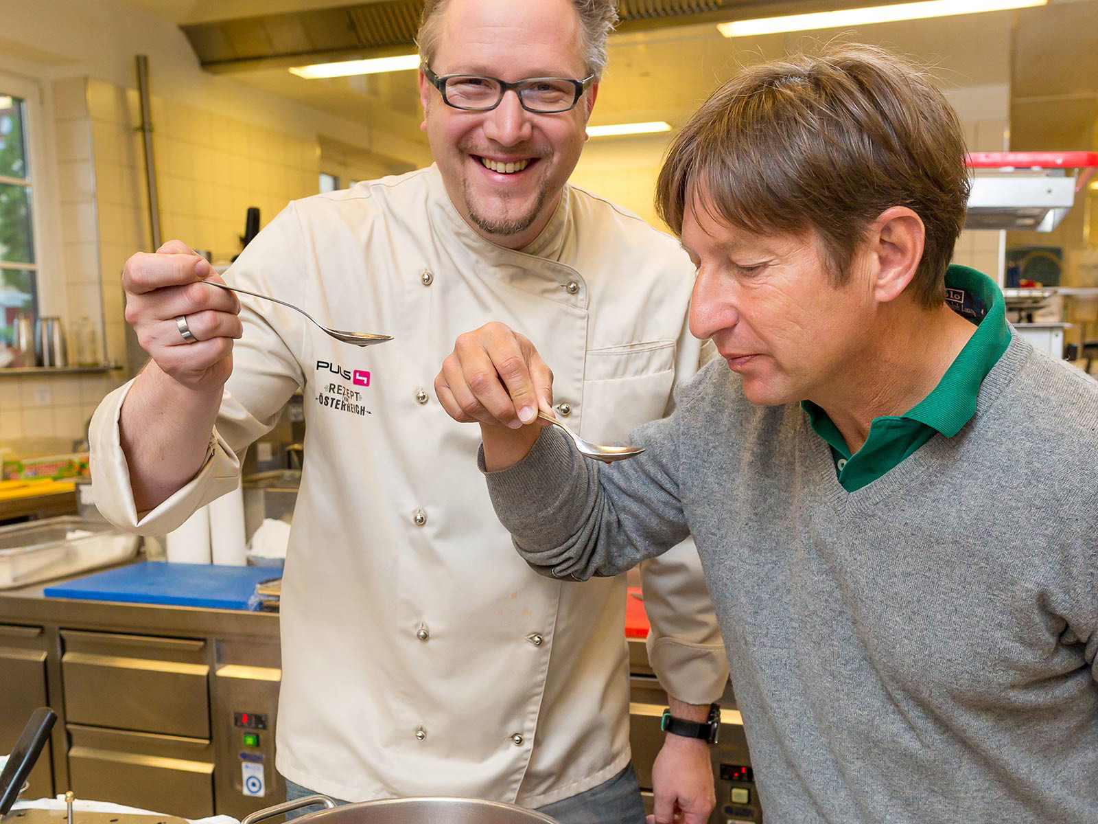 Peter Petritsch (r.) holt Oliver Hoffinger (l.) an den »Eisvogel«-Herd. 