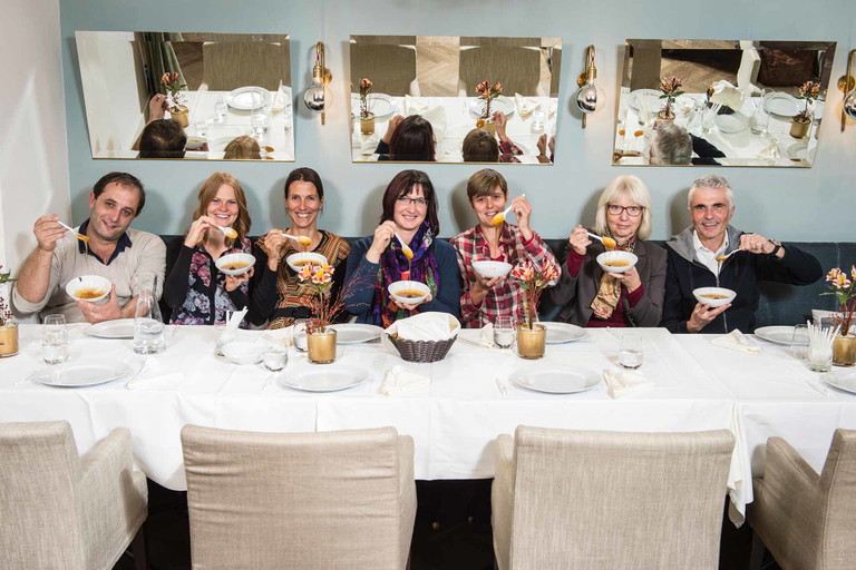 Die Jury: V. l. n. r.: Pierre Reboul (Pâtissier bei »Ströck«), Caroline Schlinter (Sensorikerin), Eva Derndorfer (Sensori-kerin), Monika Mösl (Gastrosophin, Hobby-Imkerin), Romana Fertl (Sensorikerin, OpenSense.at), Elisabeth Fischer (Autorin und Food-Journalistin), Leo Doppler (Inhaber der Restaurants »Hansen« und »RisottoBox«); Test-Location: Restaurant »Danhauser« im »Falkensteiner Hotel Wien Margareten«.