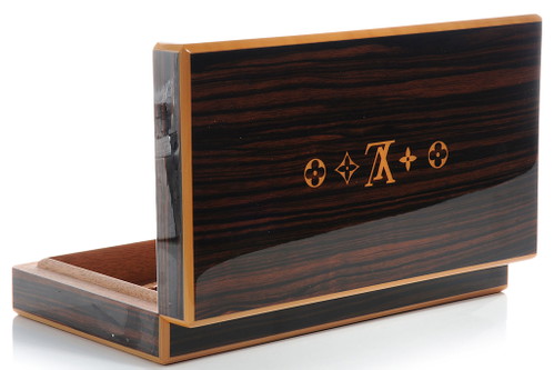 Travel Kit:&nbsp;Reisehumidor von Louis Vuitton aus&nbsp;Mahagoni und Ebenholz:&nbsp;«Humidor für 75 Zigarren» um CHF 2395,–.www.de.louisvuitton.com