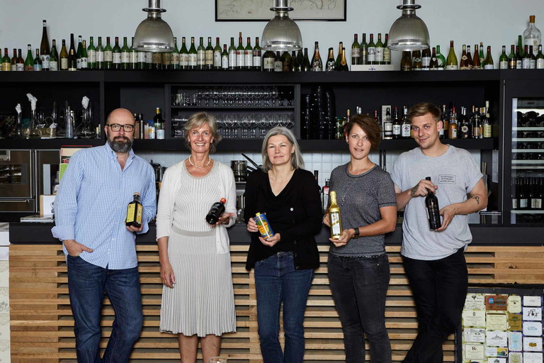 Die Juryv. l. n. r.: Harald Scholl (Autor und Food-Journalist), Astrid Zieglmeier (Fachbereichsleiterin IHK Akademie München), Ulrike Palmer (Film- und Online Redakteurin), Cornelia Ganß (Studienmanagerin Gastronomie, Genuss &amp; Touristik IHK München), Martin Zieglmeier (Sommelier Geisels Vinothek, München)