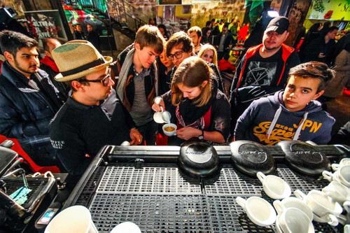 Hochmotivierte Besucherin versucht sich in Latte Art.