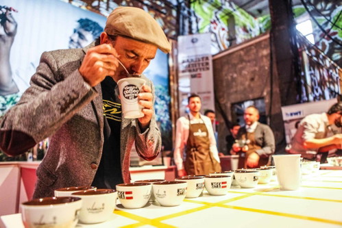 Hochwertige Cuppings werden vor dem Publikum präsentiert und verkostet.