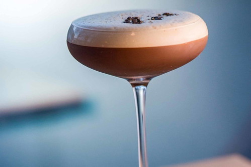 Kaffee trifft Spirituose und vermählt sich zu exzellenten Cocktails.