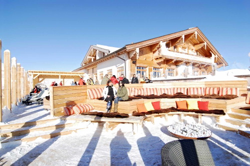 KRISTALLHÜTTE&nbsp;(Hochzillertal,Österreich): Die mehrmalige «Hütte des Jahres» ist ein Juwel in den Alpen.Gemütliches Kaminfeuer im Inneren wird genauso geboten wie Liegen im Aussenbereich.