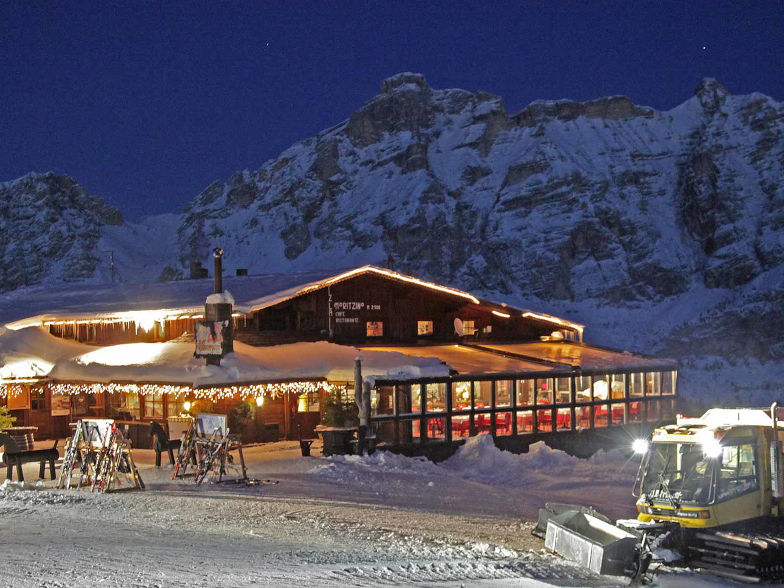Der Club Moritzino in den italienischen Alpen ist sowohl Restaurant als auch Aprés Ski Treffpunkt.