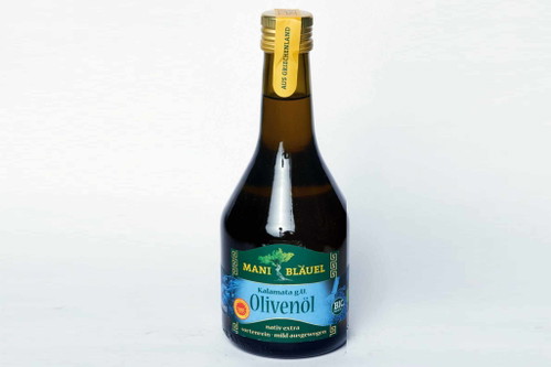 8. Mani Bläuel&nbsp;- 83 Punkte*Kalamata Olivenöl&nbsp;€ 9,50 für 500 ml (Literpreis: € 19,00)u. a. Basic, AlnaturaKlares Grün, leicht stumpf. Typischer Olivenduft, sehr zart. Im Gegensatz dazu im Abgang sehr beherzt zupackend, kratzig.