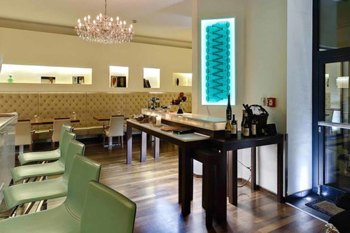 HOTEL RATHAUS (Wien): Bei einem Begrüssungswein lässt sich der Städteurlaub gut beginnen. Die 39 Designzimmer sind jeweils einem österreichischen Spitzenwinzer gewidmet. Die Mitarbeiter organisieren Ausflüge in die umliegenden Weinregionen, damit ihre Gäste die an der Weinbar verkosteten Weine genauer kennenlernen.