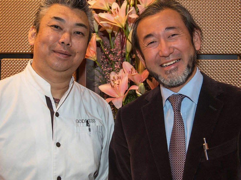 Gastkoch Kazuhiro Soyano mit »Shiki«-Gastgeber Joji Hattori.