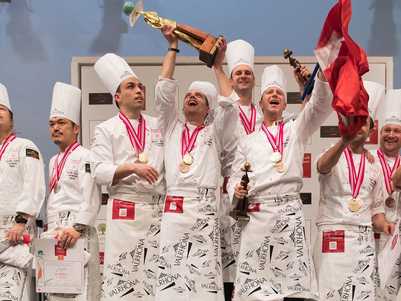 Die Teams aus Frankreich, Japan und der Schweiz feiern ihren süssen Erfolg. 