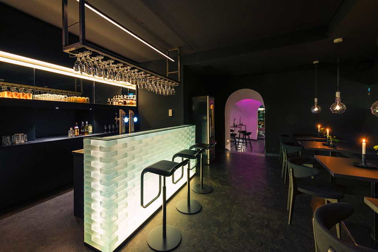 500 Jahre alte Kellerbar des neuen Stadthotels