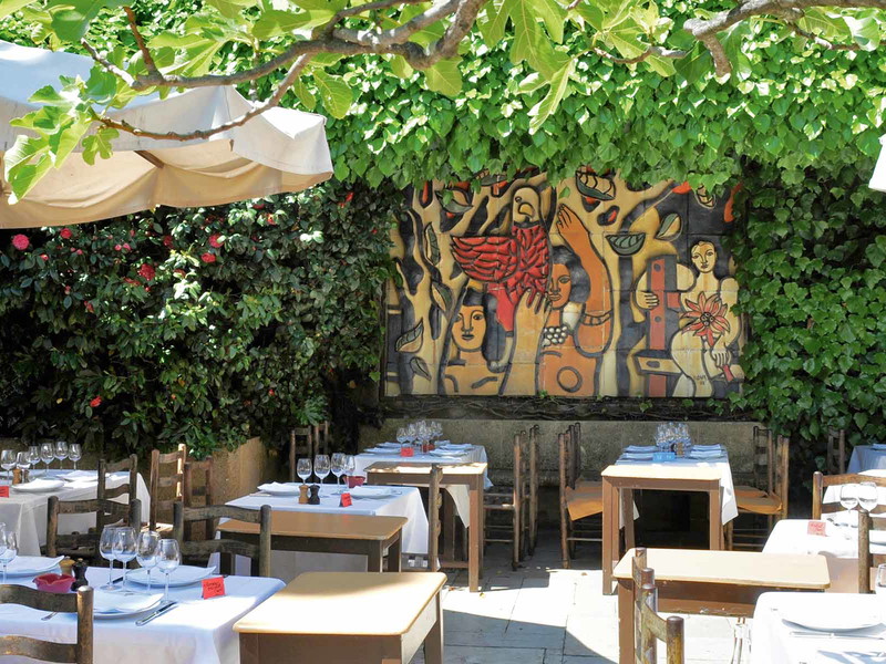 Ein Keramik-Mosaik von Fernand Léger aus dem Jahr 1952 ziert die Terrasse des «Colombe d’Or».