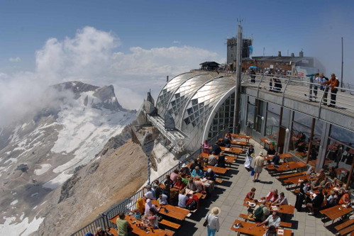 GIPFELALM&nbsp;(Zugspitze, Deutschland): Das höchste Restaurant Deutschlands auf 2.952 Metern verwöhnt seine Gäste nicht nur mit einem faszinierenden Ausblick...