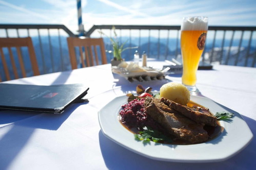 ...sondern auch mit liebevoll zusammengestellten Speisen.Bio-Qualität ist die oberste Prämisse für die Köche auf der Gipfelalm. DieSpeisekarte bietet sowohl Fleischliebhabern als auch Vegetarieren die Möglichkeit, ein ausgezeichnetes Menü zu genießen.