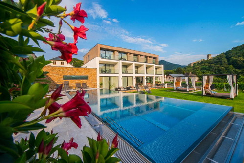 HOTEL WEINSPITZ (Niederösterreich): «Design trifft Wein» ist in dem Wachauer Hotel Programm. Auf der grossflächigen Terrasse kann der hauseigene Wein, der sich durch hohe Qualität auszeichnet, verkostet werden. Das Haus beinhaltet neben einer ausgezeichneten Küche auch einen eignen Heurigen, auf dem man sich die «Brettljausn» schmecken lässt.