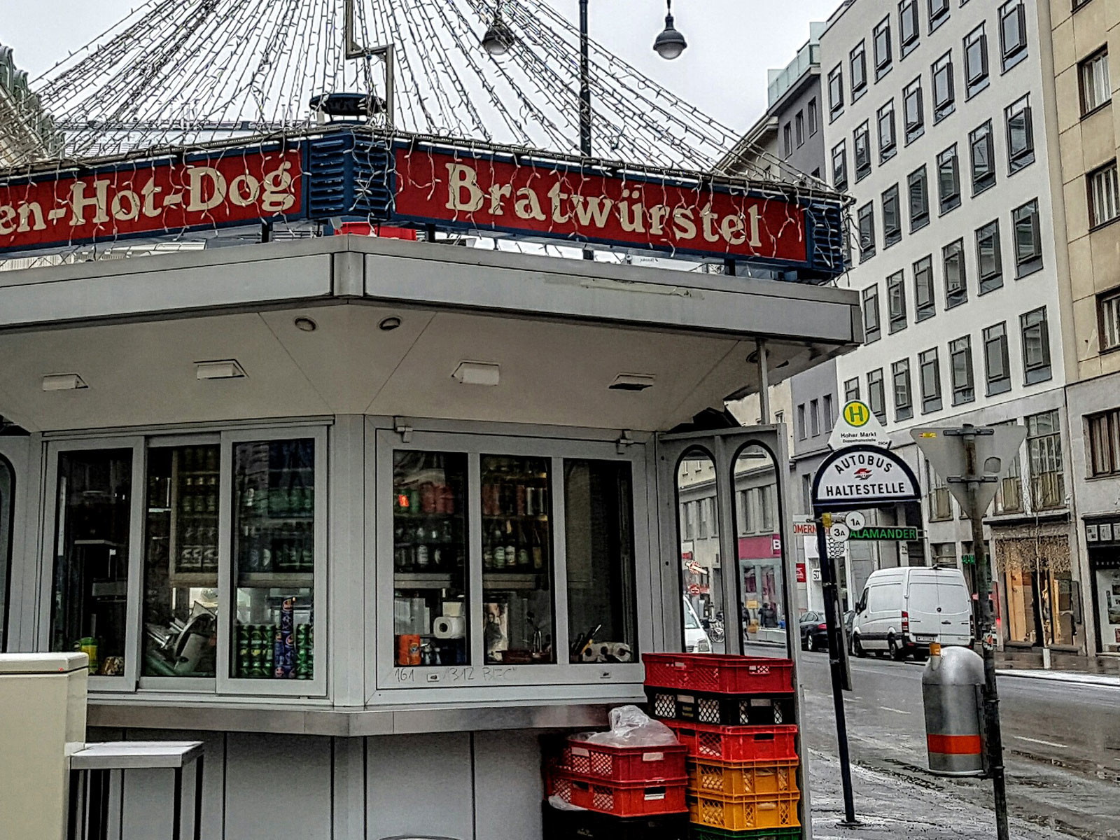 Mit mehr als 2.300 Stimmen der klare Sieger: Der beliebte Würstelstand am Wiener Hohen Markt.
