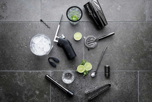 Praktisch und stylish zugleich:&nbsp;Bei den Skandinaviern «Sagaform» gibt es Utensilien wie Jigger, Muddler, Bar Spoon, Shaker,&nbsp;Strainer, Eiszange und&nbsp;Öffner aus einer Hand.&nbsp;www.sagaform.com