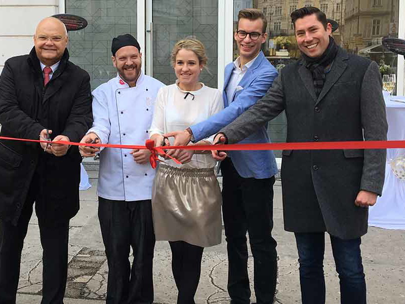 Landtagspräsident Harry Kopietz, Küchenchef Stefan Trautsch, das Betreiberpaar Anna Kleindienst und Sebastian Jilly sowie Jürgen Tarbauer von der Jungen Wiener Wirtschaft.